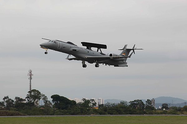  [  EMB-145     ]    [Embraer]