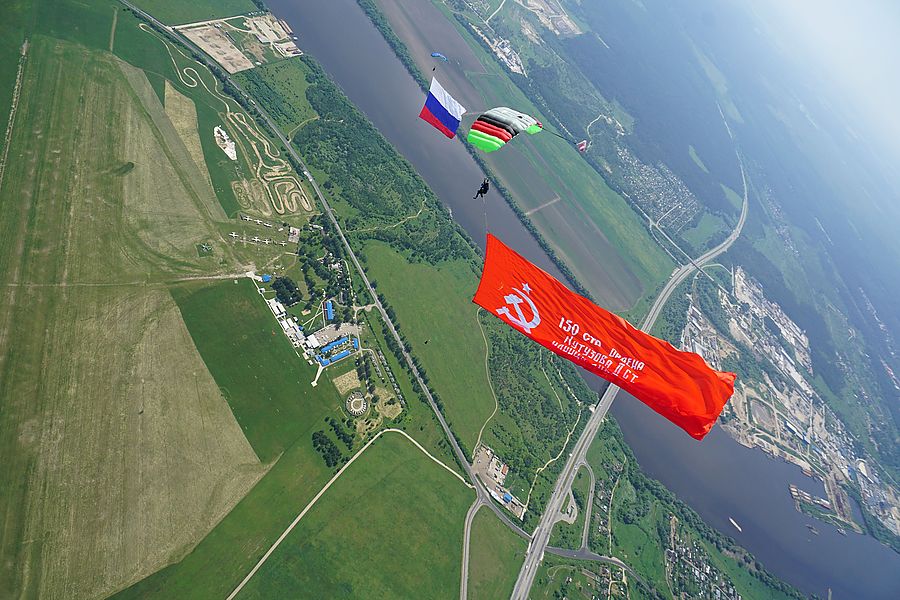 Парашютисты развернули в небе самое большое в истории Знамя Победы и флаг  России - AEX.RU