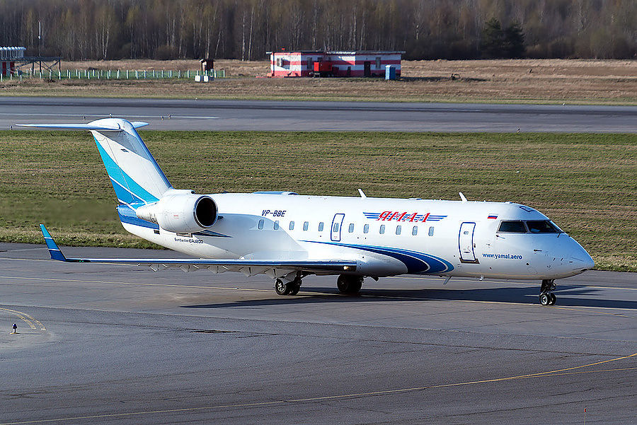 Авиакомпания салехард. CRJ-200lr Ямал. CRJ 200 Ямал. Bombardier CRJ Ямал. CRJ 200 самолет Ямал.