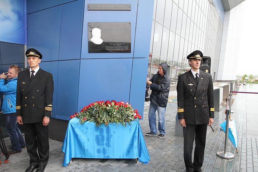 Доска заслуженных пилотов в волгоградском аэропорту фото