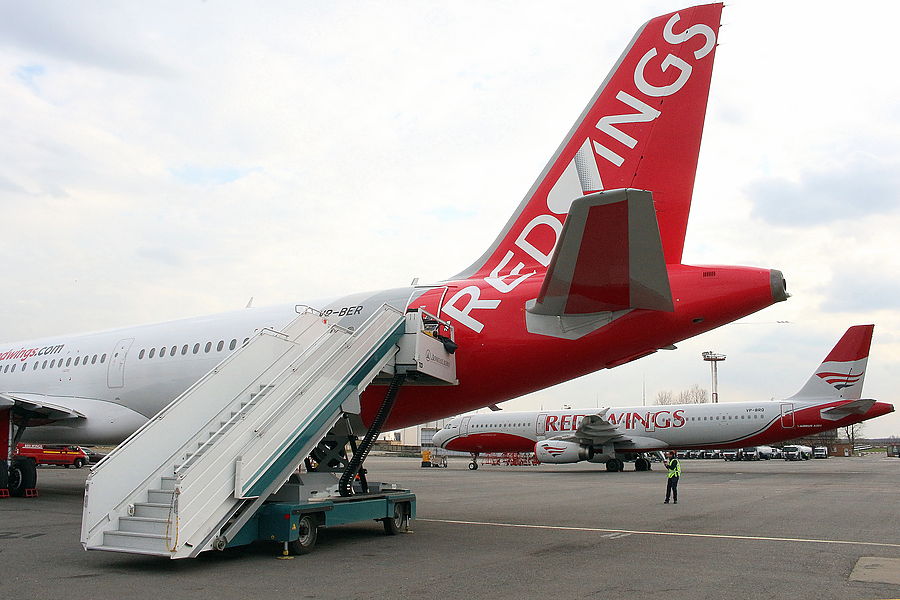Рейсы авиакомпании red wings. Ред Вингс самолеты. Самолёт а 321 ред Вингс. Аэробус а321 ред Вингс. Red Wings a321 Анталья.