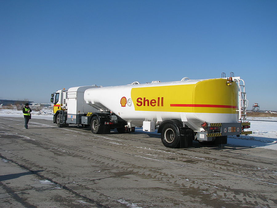 Shell oil company. Фирмы заправок. Роял датч шелл. Автозаправка шелл. Автомасла фирмы shell.
