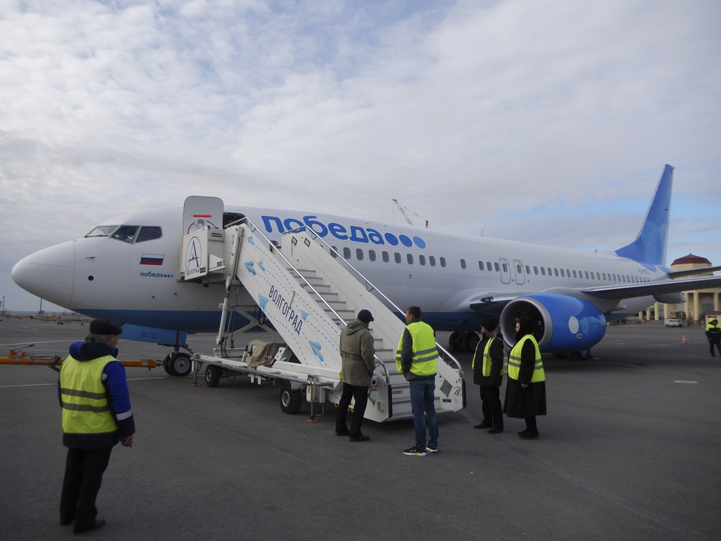 Авиарейсы волгоград москва. Аэропорт Внуково самолет победа. Самолет победа Махачкала Москва. Аэропорт Махачкала самолет победа. Самолёт победа Волгоград.