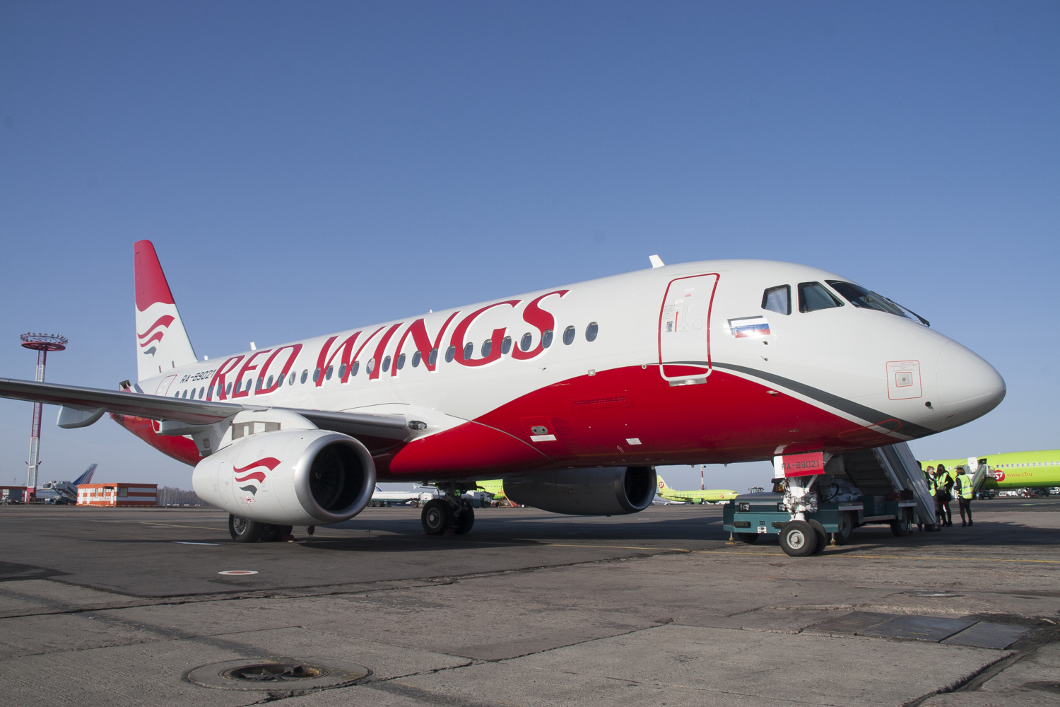 Ред вингс шри ланка. Самолеты ред Вингс Боинг. Sukhoi Superjet 100 Red Wings. Боинг 737 ред Вингс. SSJ 100 ред Вингс.