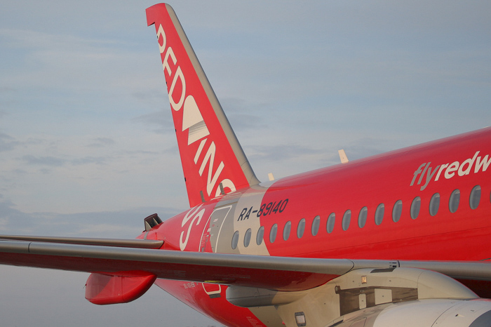 Red wings boeing 777